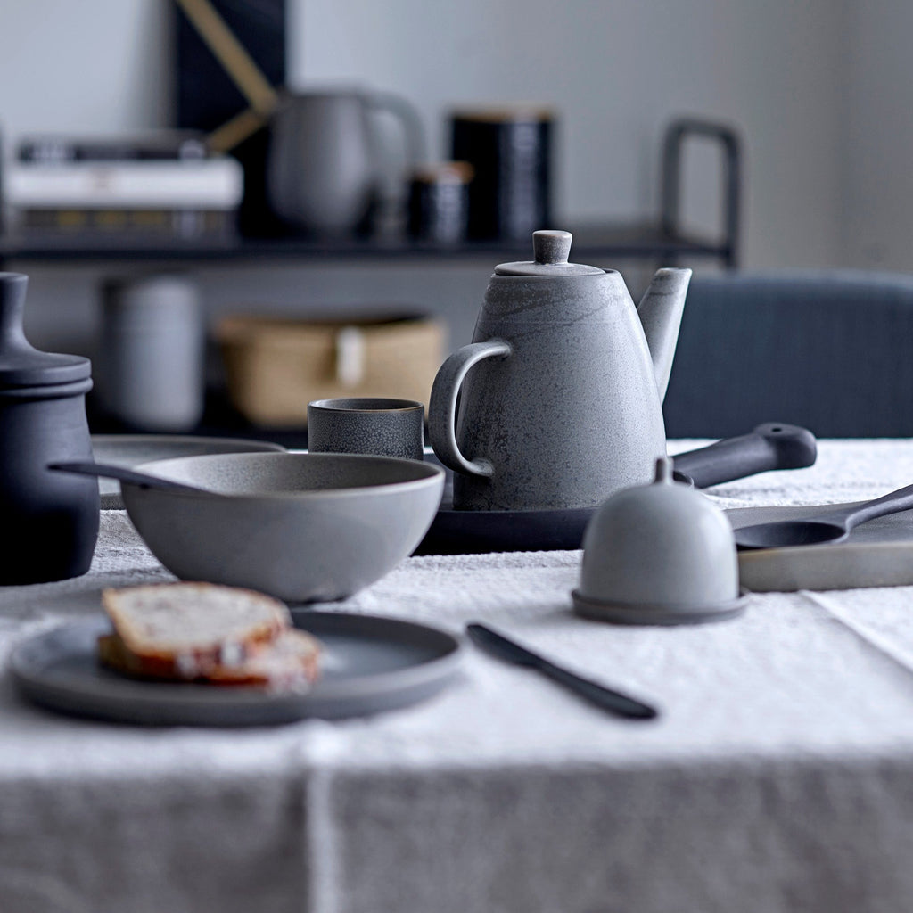 Bloomingville Eike pot met deksel van zwart gelakt mango hout op een gedekte tafel in grijze en zwarte tinten