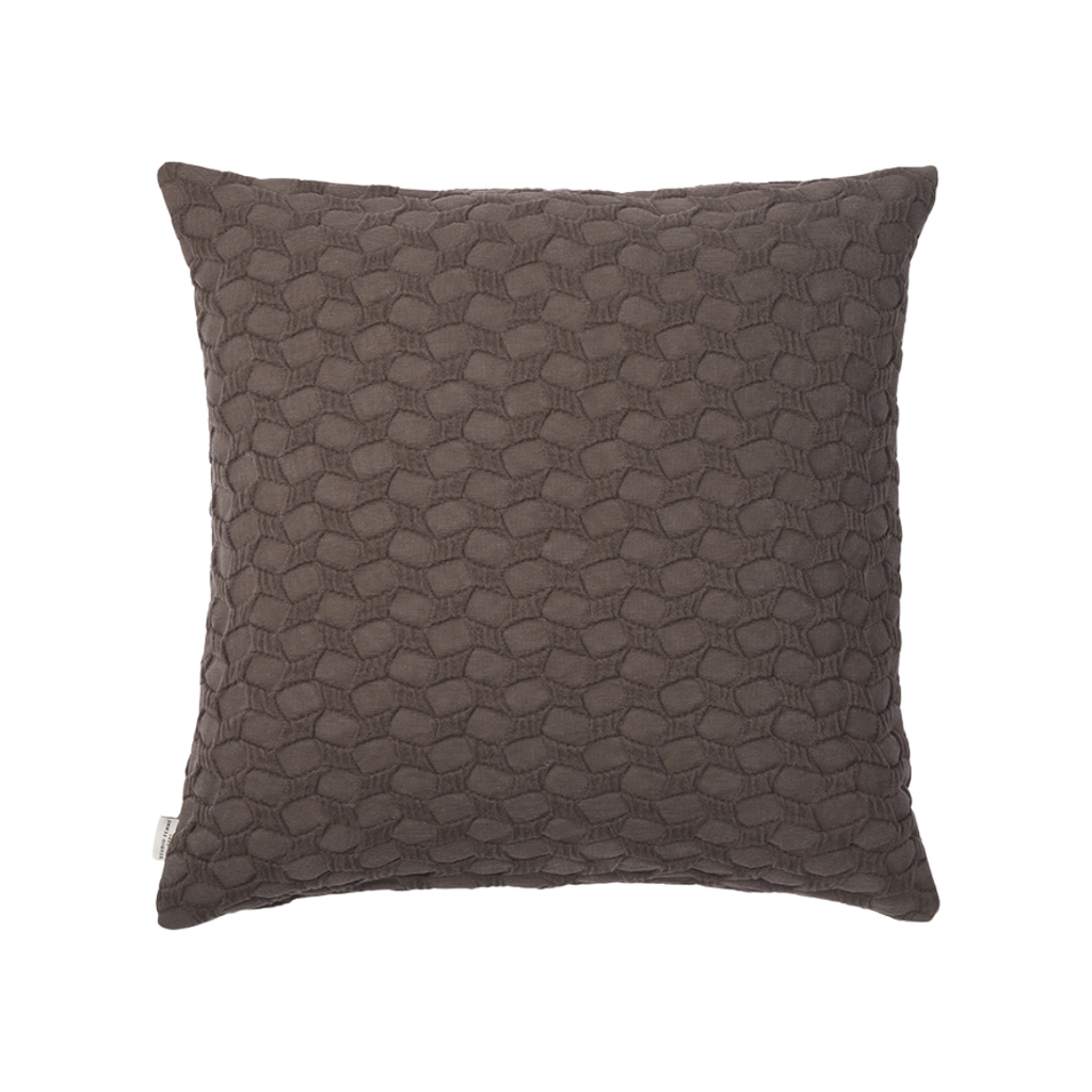 Sierkussenhoes Ella met donkerbruin jacquard geweven 3D geometrisch patroon