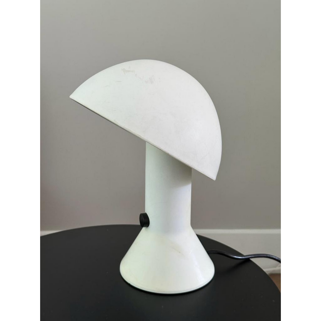 Witte Elmetto tafellamp uit de jaren 70 op een zwart metalen bijzettafel