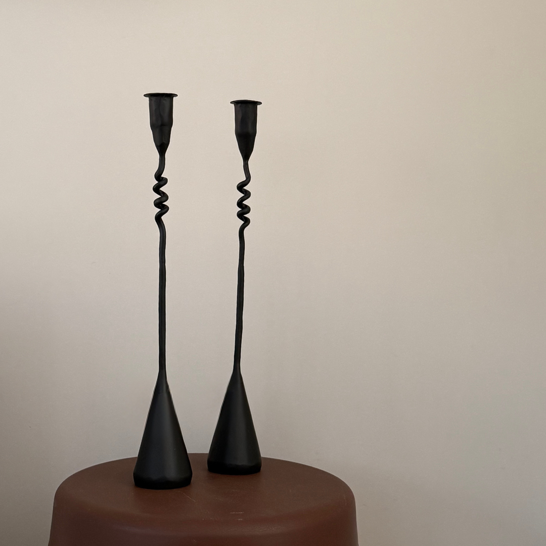 Set van twee zwart metalen Eskil kandelaars van Olsson & Jensen – speels en uniek design