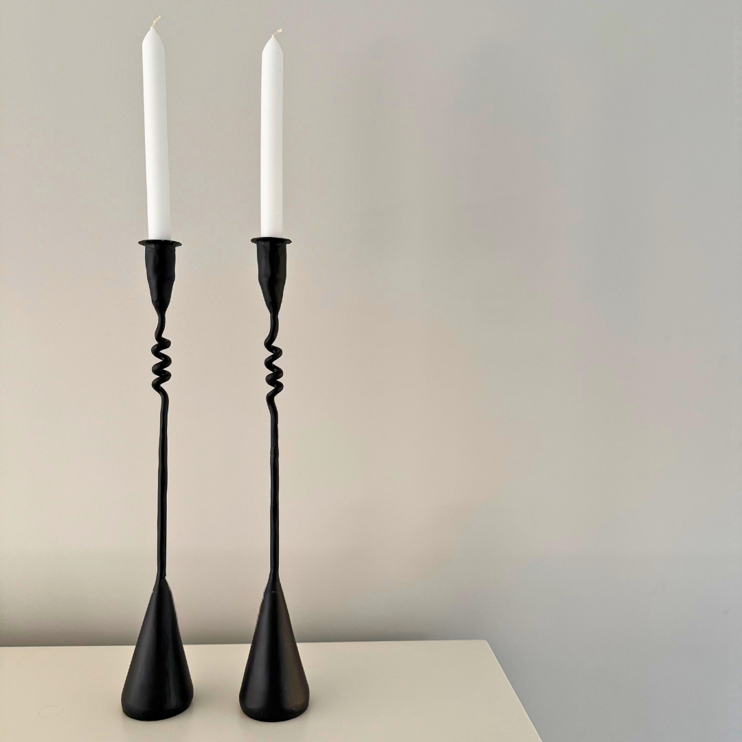 Set van twee zwart metalen Eskil kandelaars van Olsson & Jensen voor een speels en gelaagd lichteffect