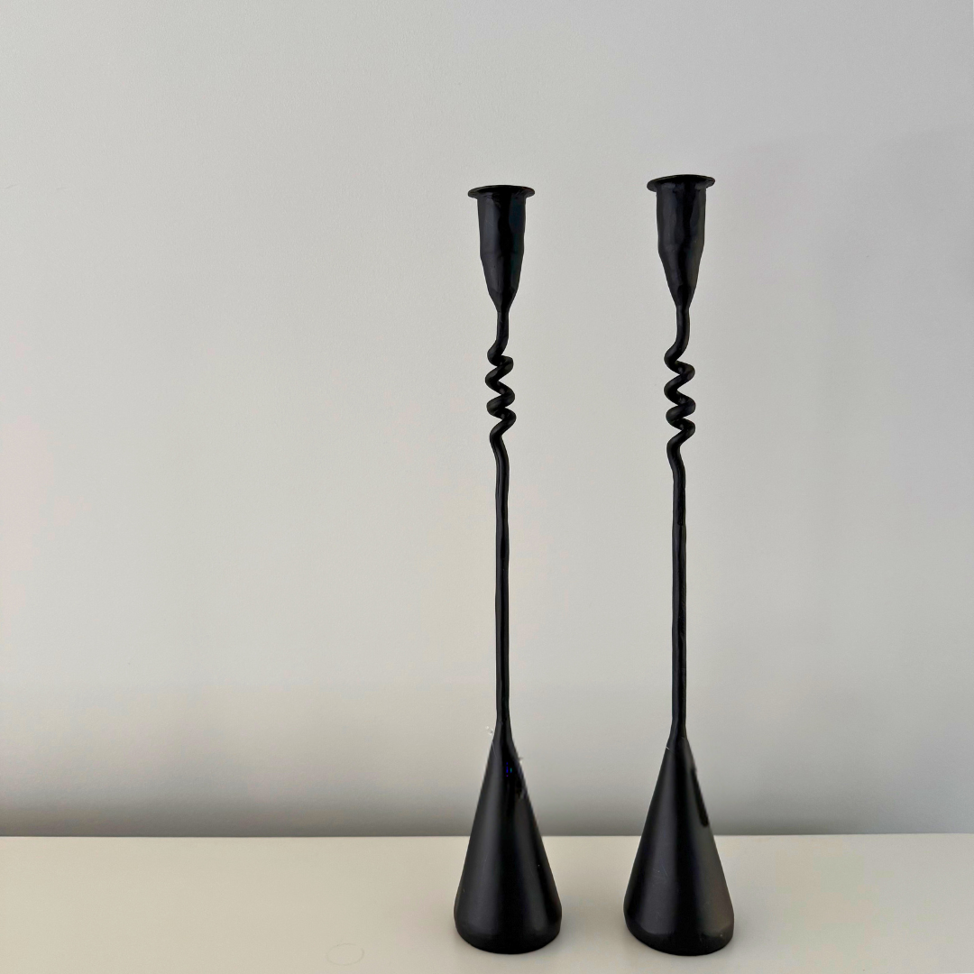 2 zwarte Eskil kaarshouders handgemaakt met gedraaid detail