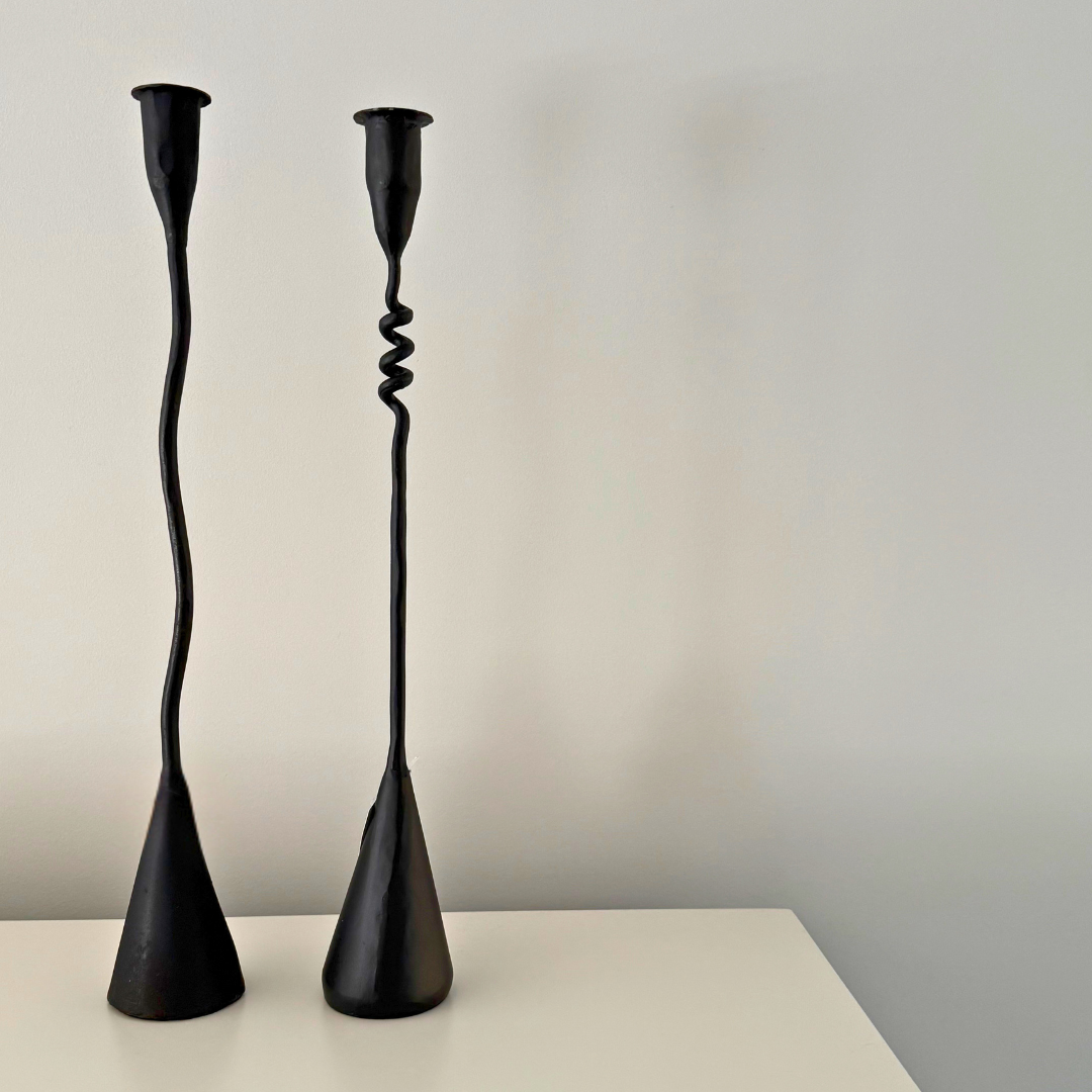De Eskil kaarshouder naast de Askil kaarshouder van Olsson & Jensen; twee sculpturale unieke kandelaars van zwart metaal
