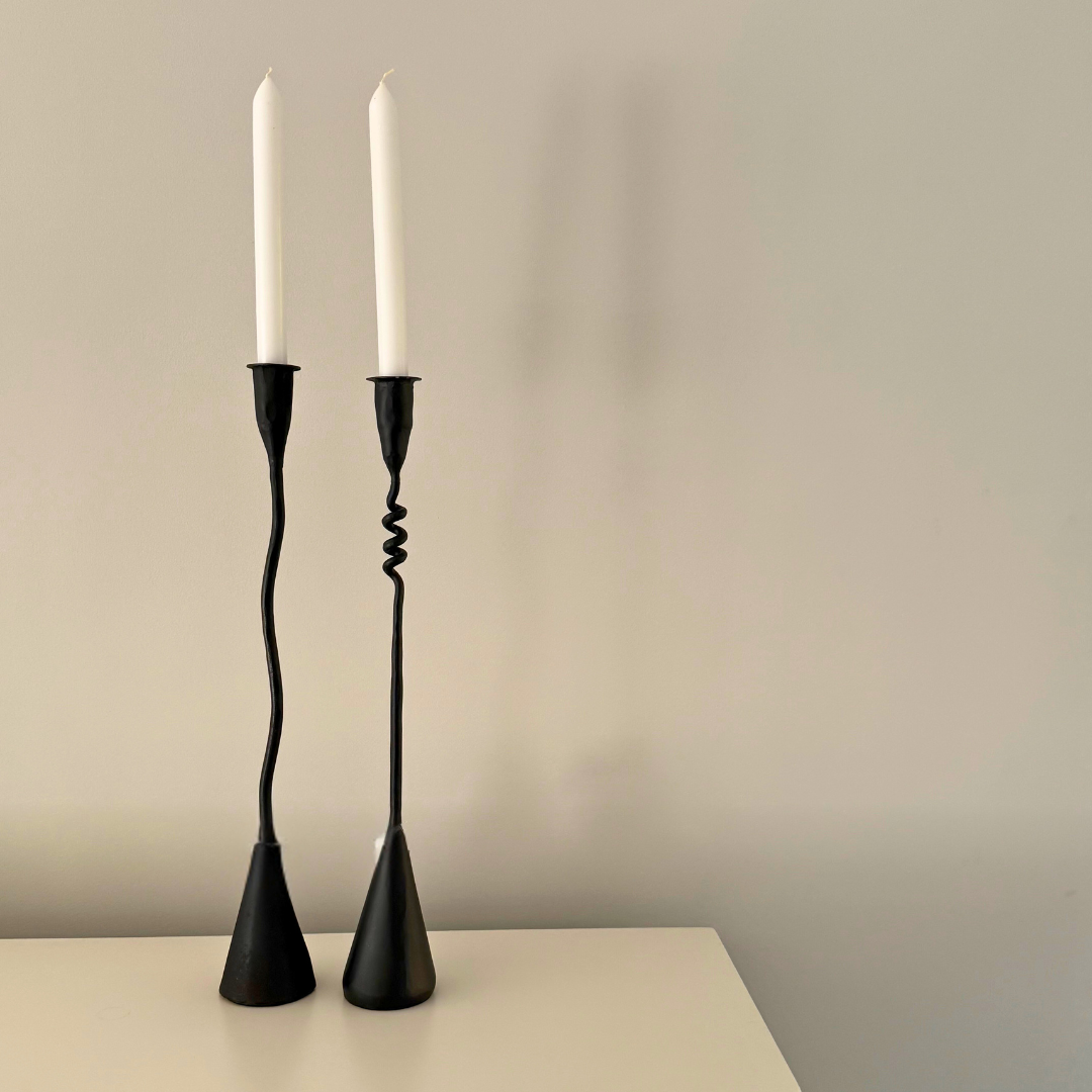 Eskil en Askil zwart metalen kandelaars met witte kaarsen