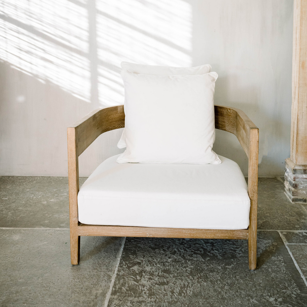 Leeff Fauteuil Juul Eiken houten stoel met witte canvas bekleding in een neutraal interieur