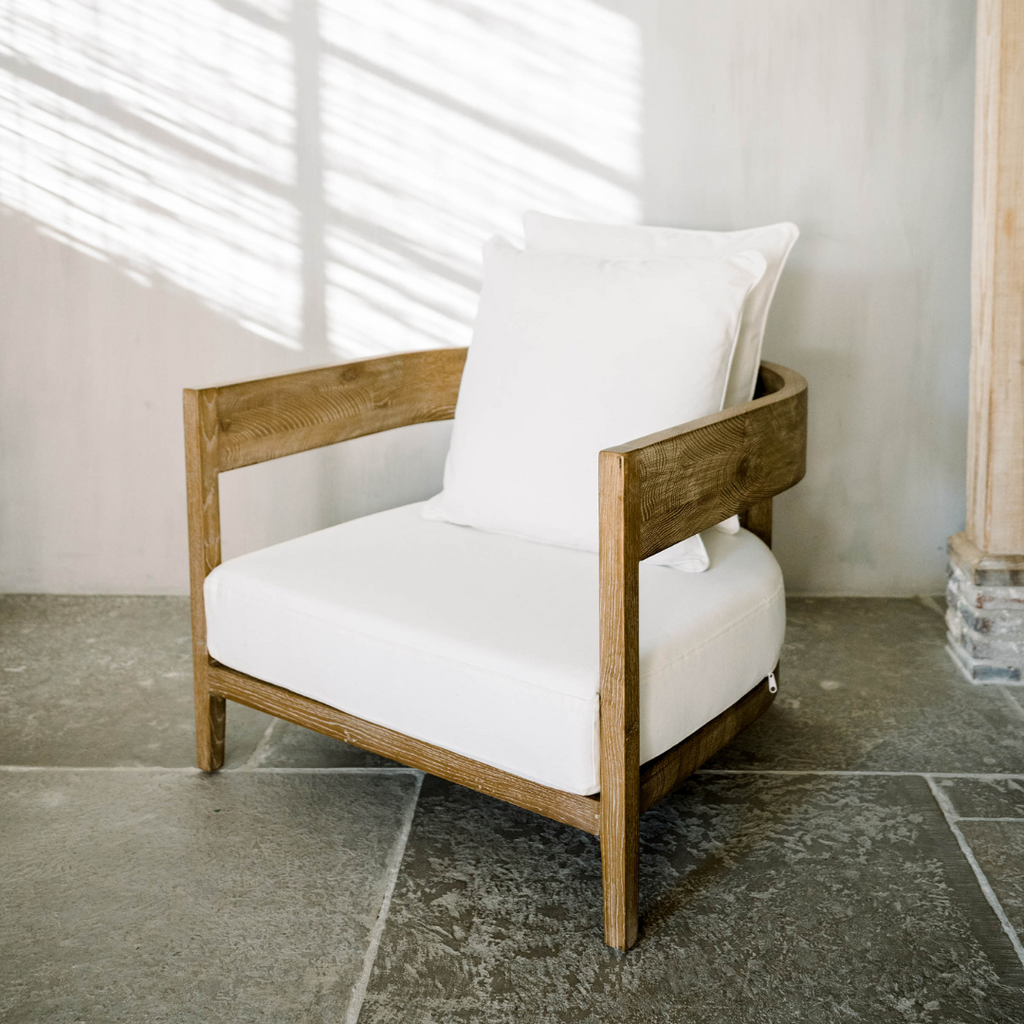 Leeff Fauteuil Juul Eiken houten stoel met witte canvas bekleding, diagonaal in neutraal interieur