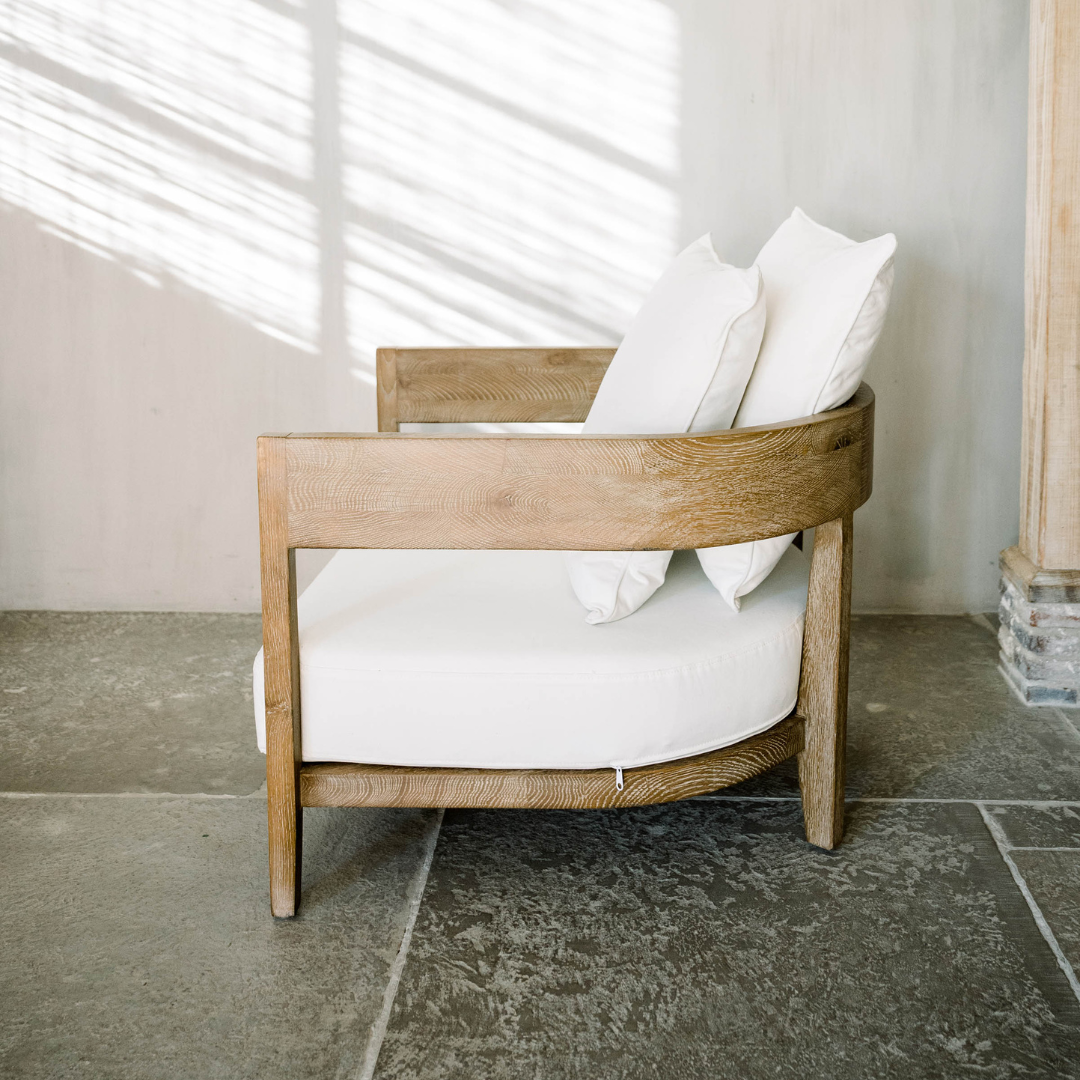 Zijaanzicht Fauteuil Juul Eiken houten stoel met witte canvas bekleding