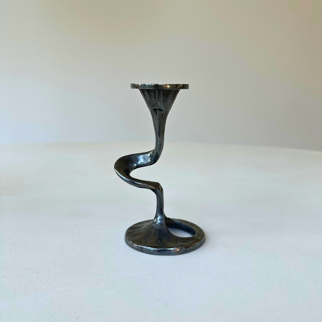 Zijaanzicht van de Amadeus kandelaar in mid-century stijl