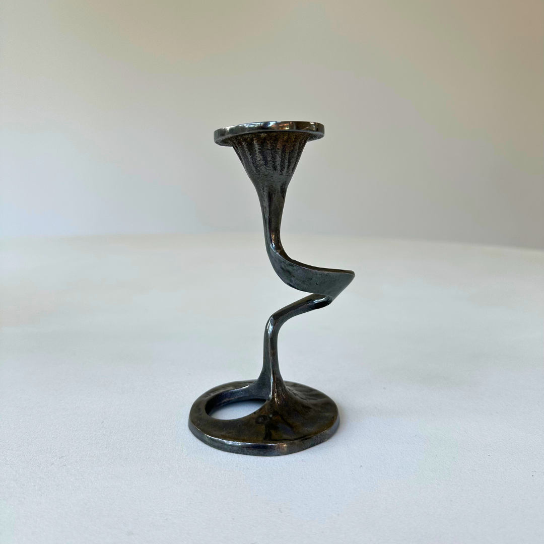 Messing kandelaar uit de Amadeus-serie met vloeiende, sculpturale lijnen.