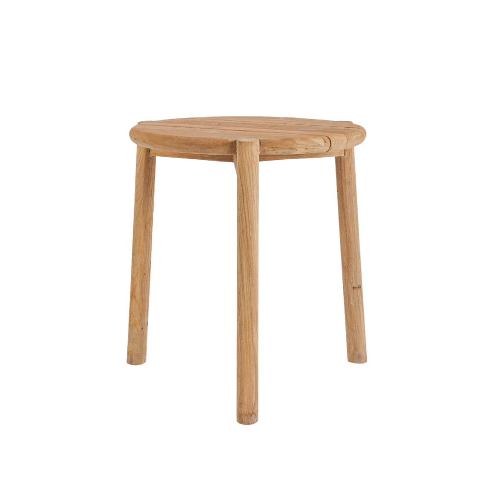 Zijaanzicht van de duurzame teak houten bijzettafel Gilimanuk, perfect voor buitengebruik