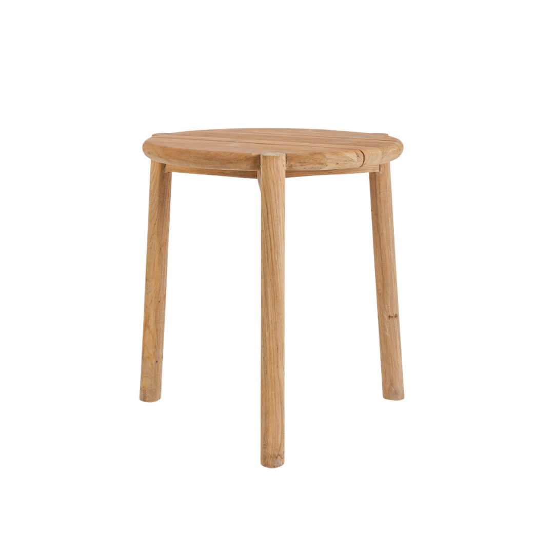 Zijaanzicht van de duurzame teak houten bijzettafel Gilimanuk, perfect voor buitengebruik