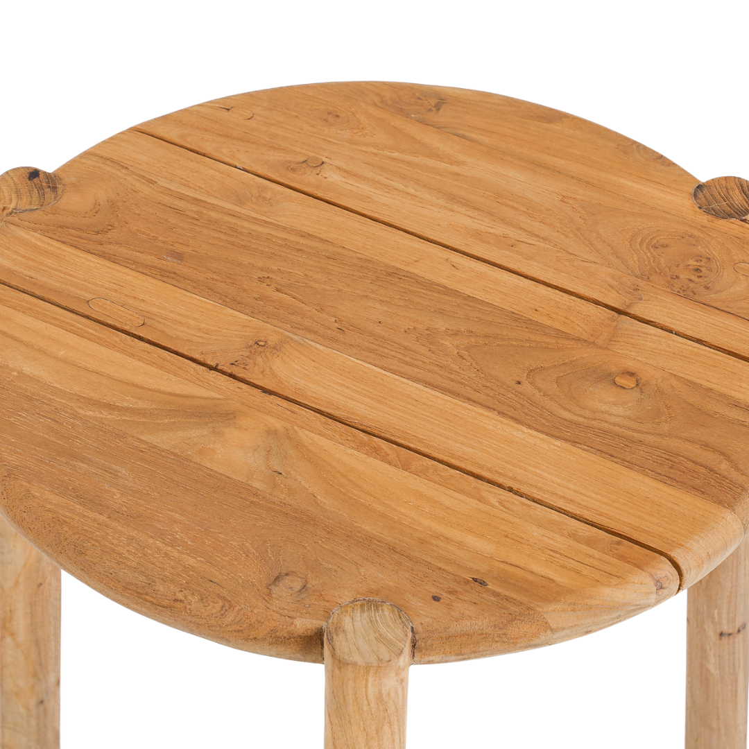 Bovenaanzicht teak houten blad van de Gilimanuk Bijzettafel in close-up