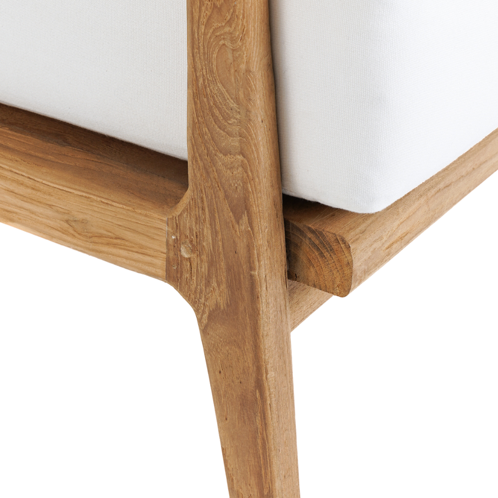 Detail van houten frame van de Gilimanuk eenzitter met zacht wit kussen in close-up
