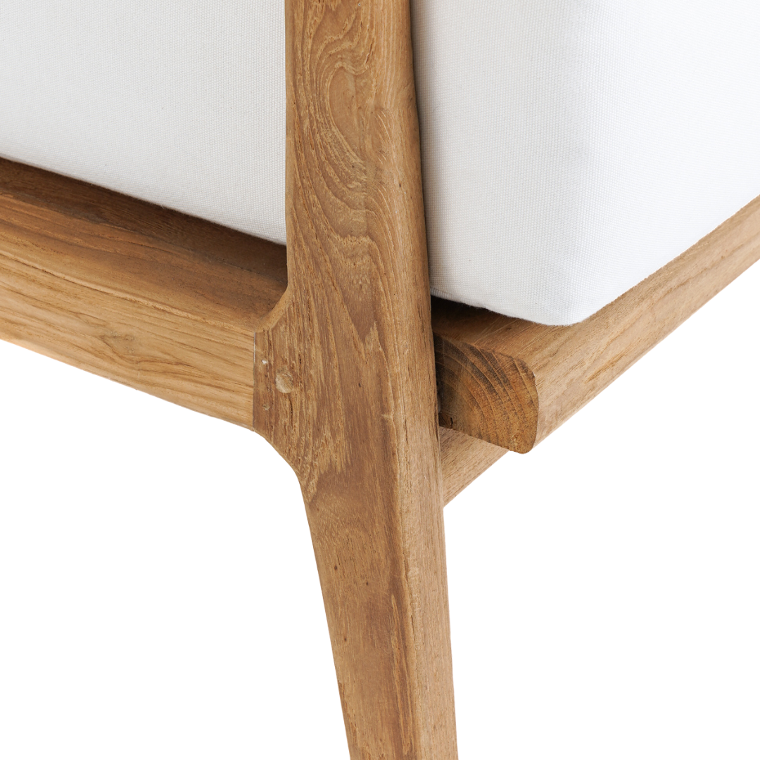 Detail van houten frame van de Gilimanuk eenzitter met zacht wit kussen in close-up