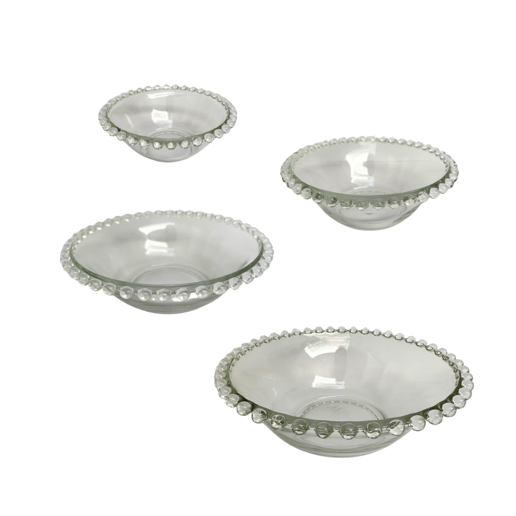 Transparante glazen schaal met decoratieve rand van glazen bolletjes in vier verschillende formaten (s, m. l .xl)