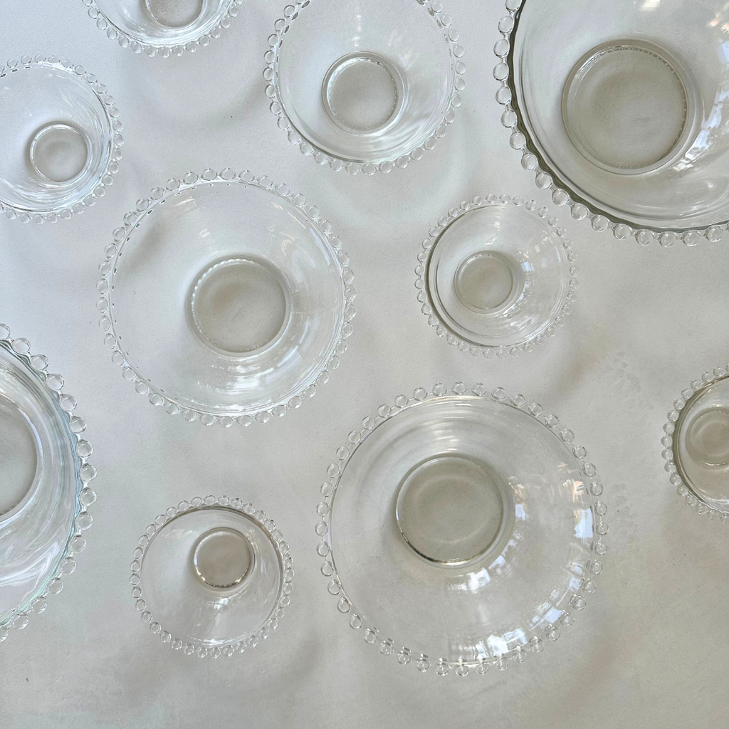 Bovenaanzicht van de verschillende schalen met focus op de symmetrie en helderheid van het glas en de bolletjesrand
