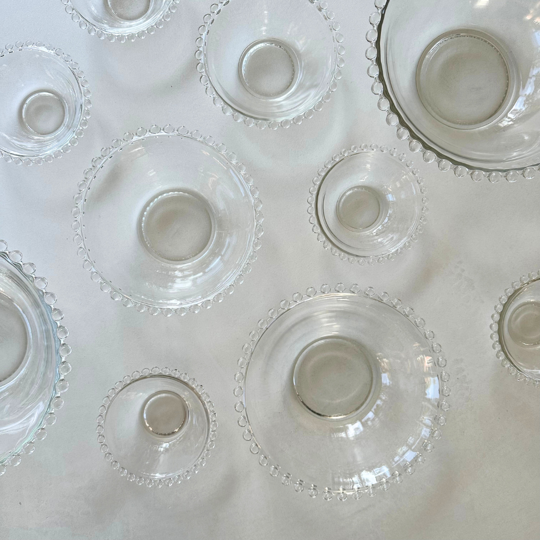 Bovenaanzicht van de verschillende schalen met focus op de symmetrie en helderheid van het glas en de bolletjesrand