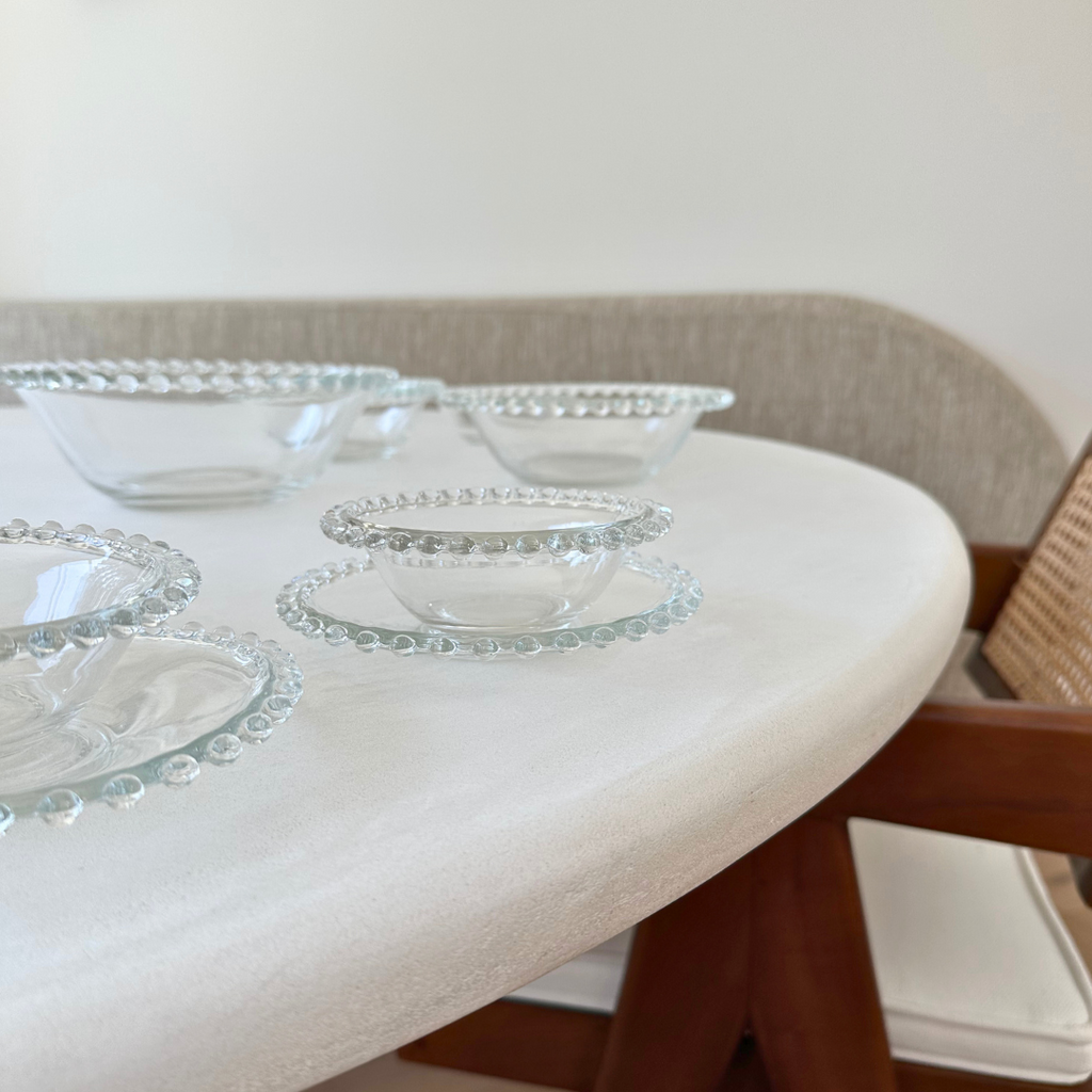 Vintage helder transparant glazen servies bestaande uit schaaltjes en schoteltjes voorzien van een glazen balletjesrand