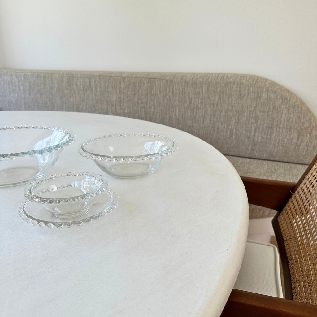 Schalen met bolletjesdecoratie geplaatst op een mortex eettafel, met natuurlijke lichtinval