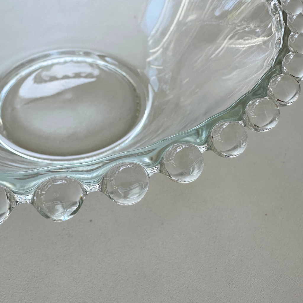 Close-up van de randafwerking met glazen bolletjes, met aandacht voor de gladde afwerking