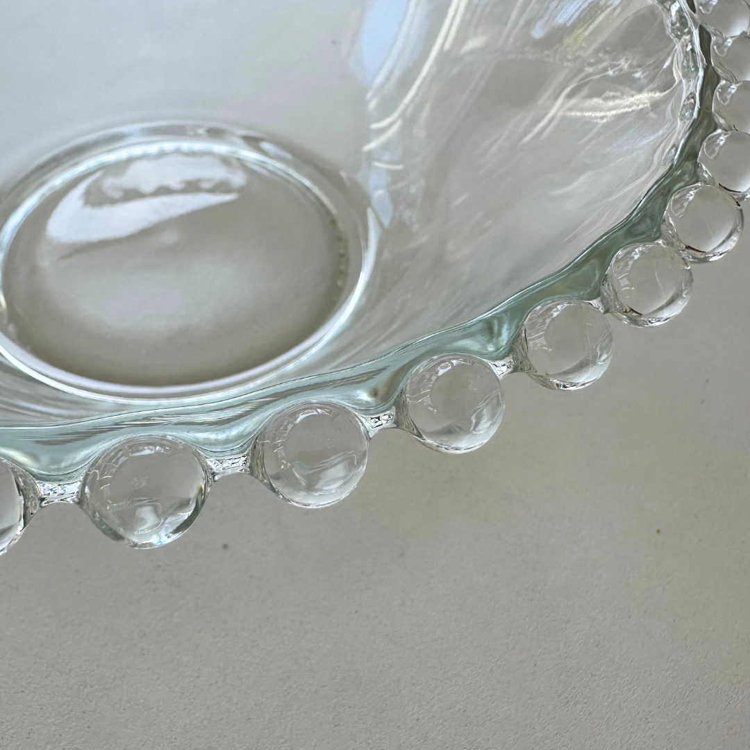 Close-up van de randafwerking met glazen bolletjes, met aandacht voor de gladde afwerking