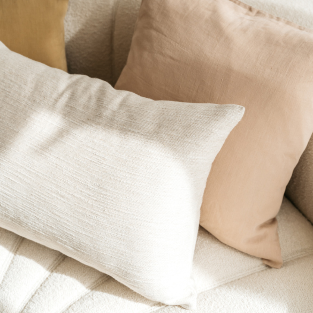 Hazel kussenhoes gestyled met andere kussens op een ecru bank
