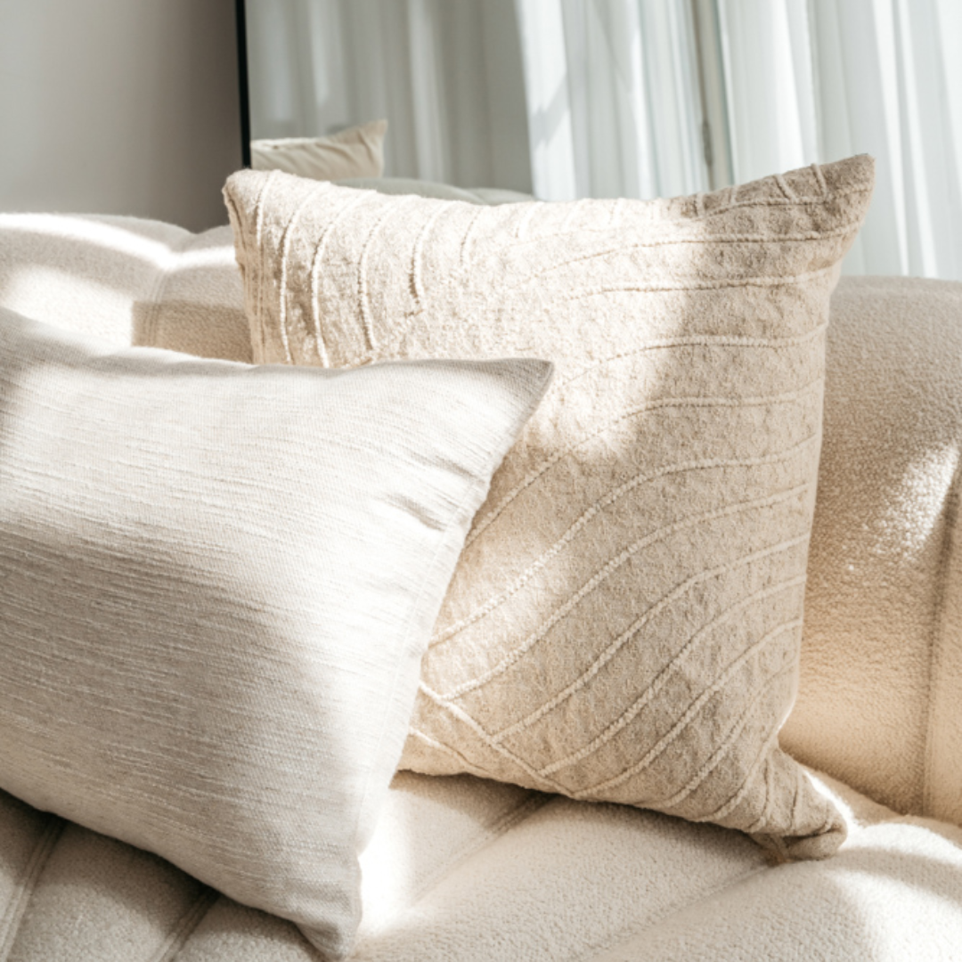 Hazel kussenhoes in formaat 60 x 40 cm gestyled op een ecru bank met nog een ander naturel getint kussen