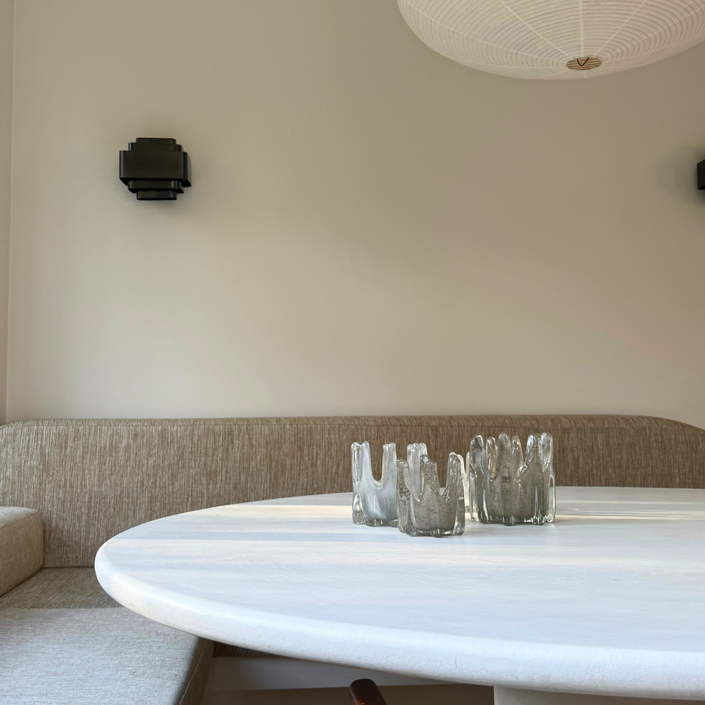 Helix kaarshouders grijs en taupe decoratief op een witte tafel in een warm minimalistische eethoek