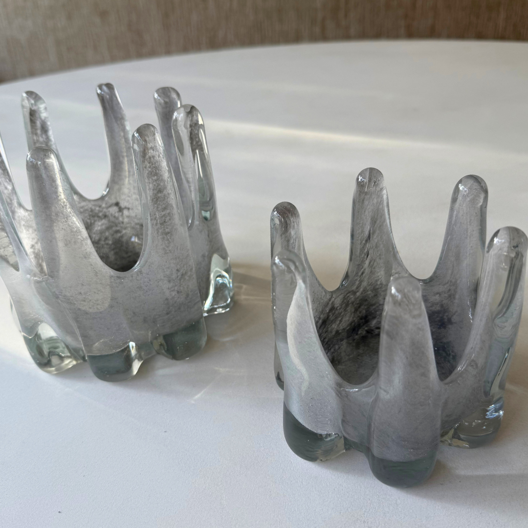 Twee grijze mondgeblazen Helix kaarshouders – elk exemplaar uniek in vorm en kleur