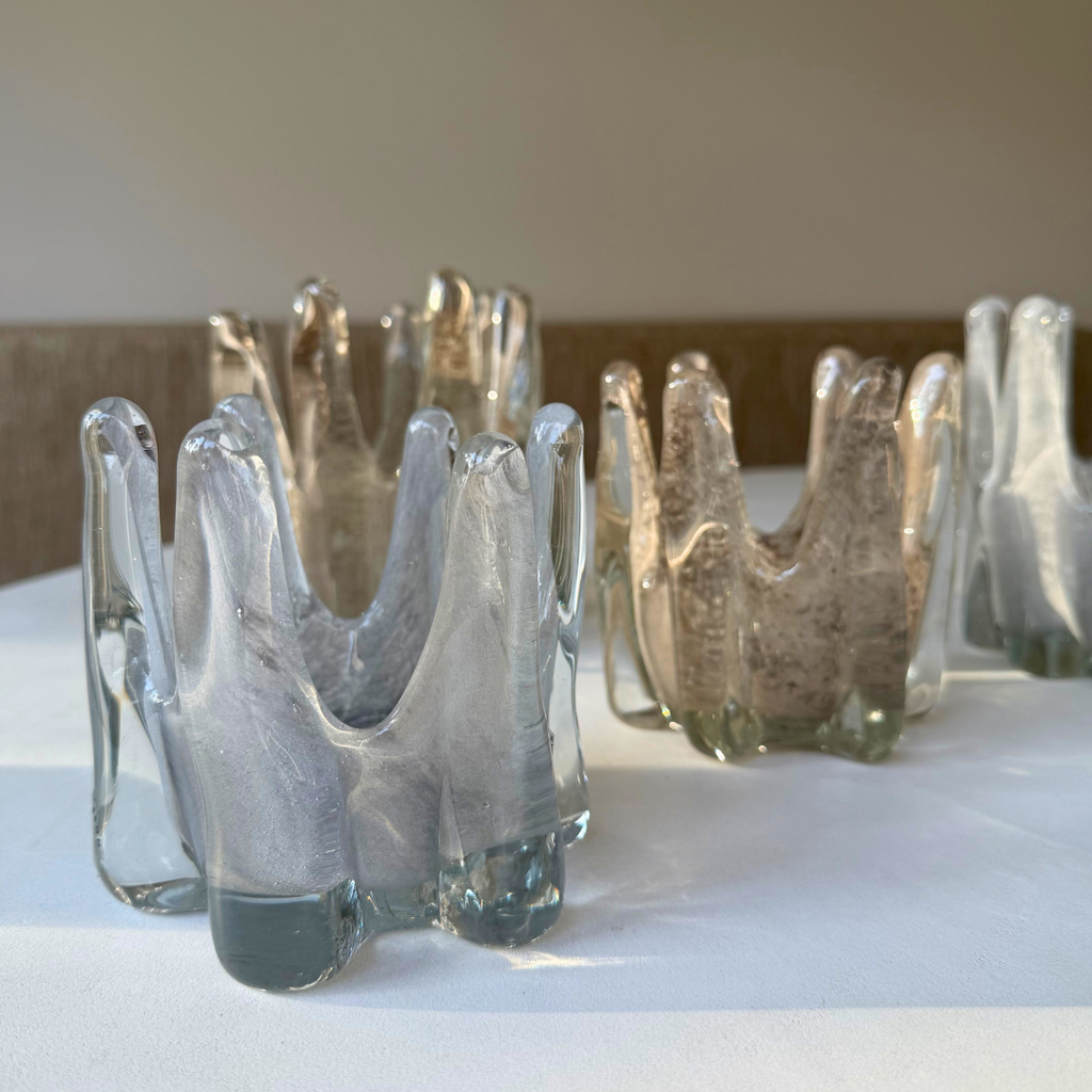 Mondgeblazen sculpturale Helix kaarshouders in licht grijze en taupe kleur - uniek design