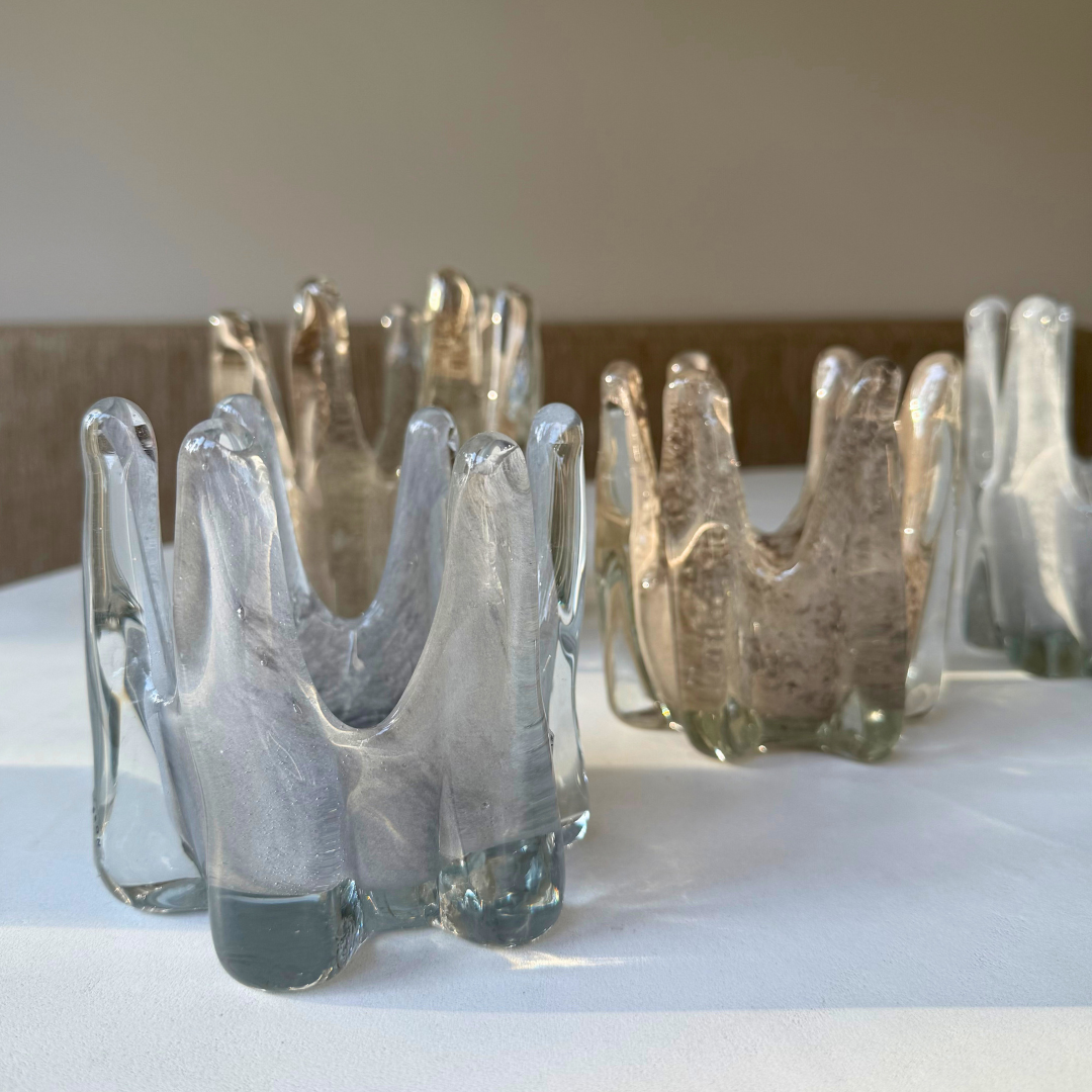 Mondgeblazen sculpturale Helix kaarshouders in licht grijze en taupe kleur - uniek design