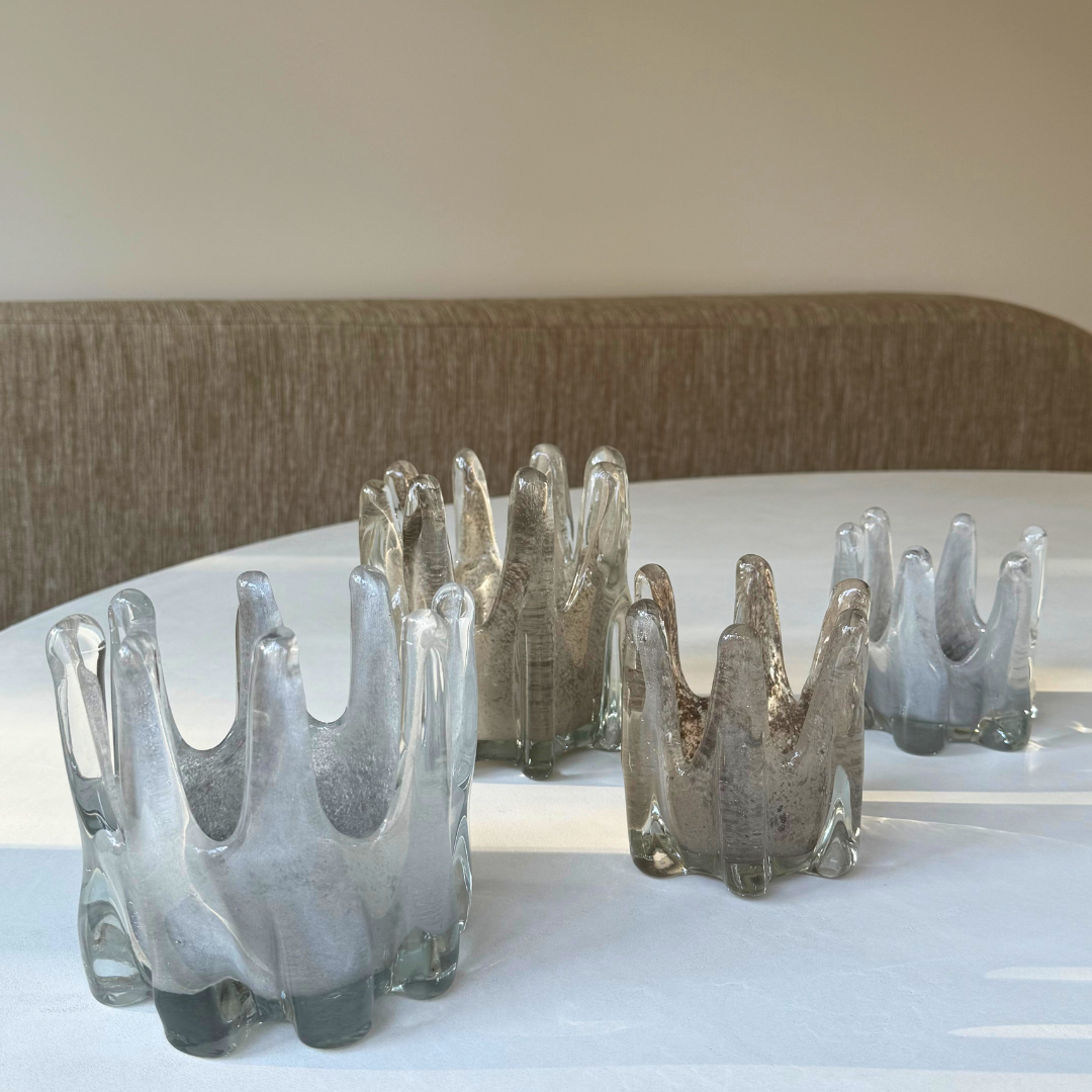 4 mondgeblazen Helix kaarshouders in verschillende kleuren en formaten speels gegroepeerd op een witte tafel