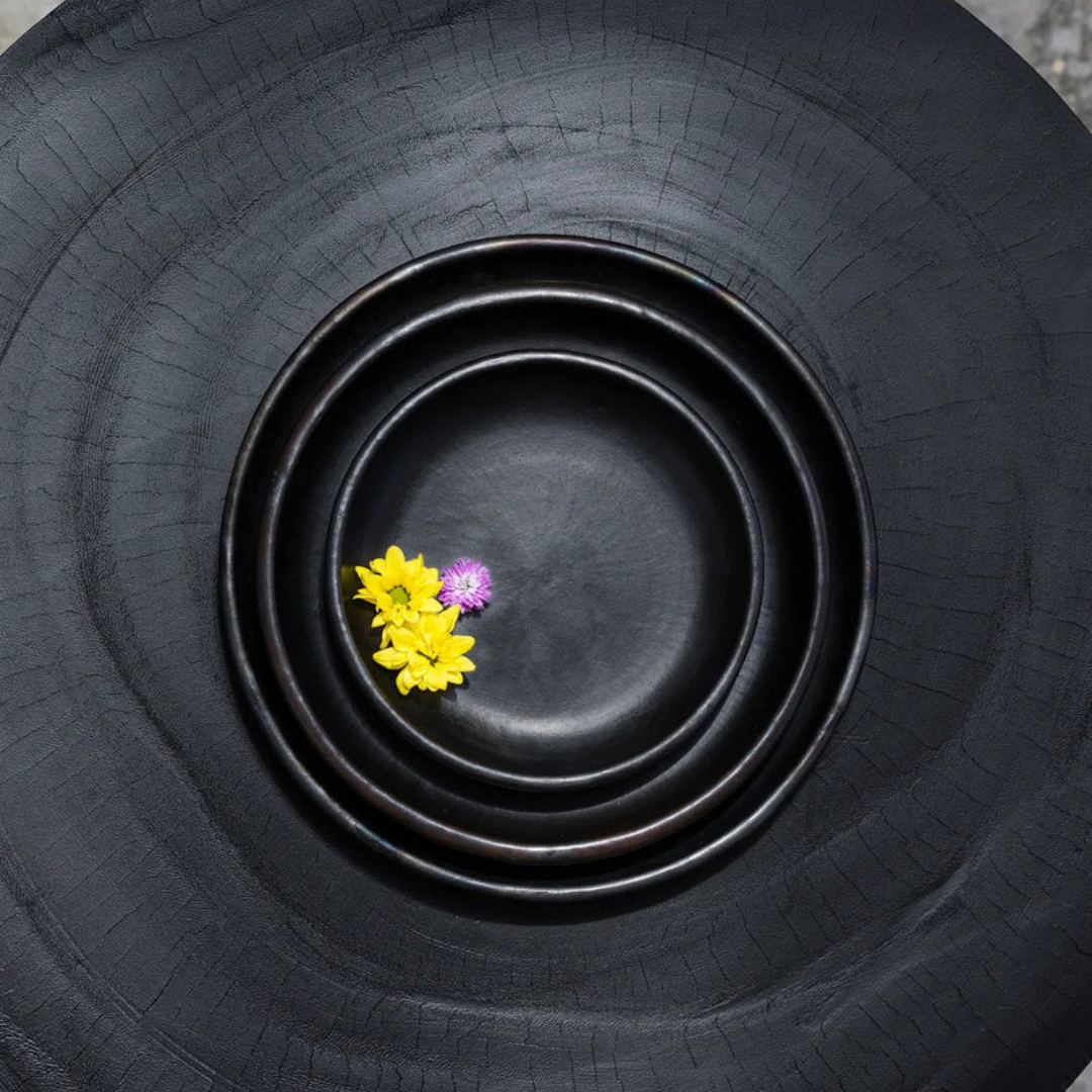 Drie Burned Classic Borden gestapeld – minimalistische bohemian stijl.