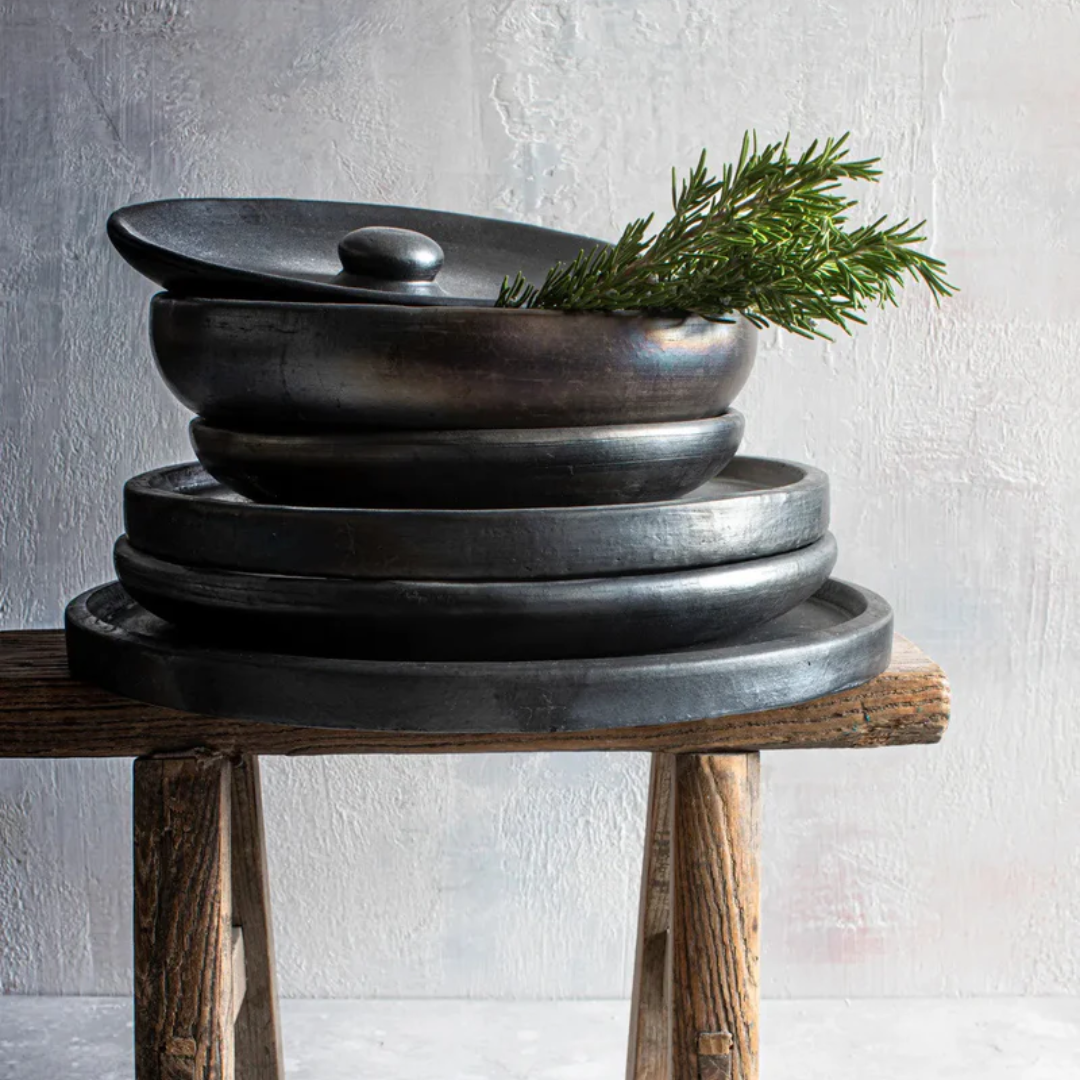 Het Burned Diepbord, Classic Bord en De Burned Pot – opgestapeld op een houten kruk.