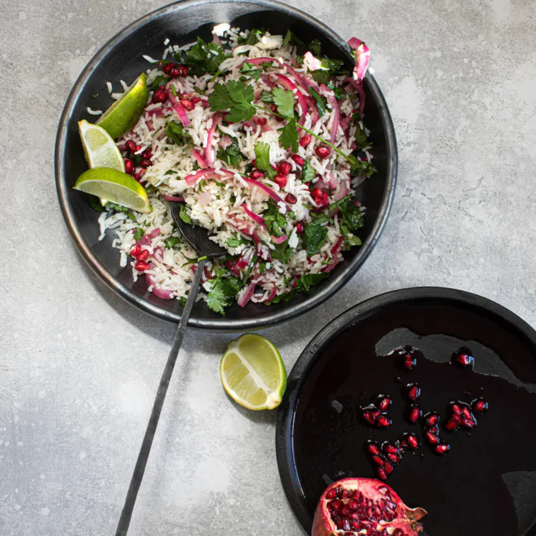 Burned Diepbord gevuld met rijstgerecht – handgemaakt keramiek met rustieke uitstraling.