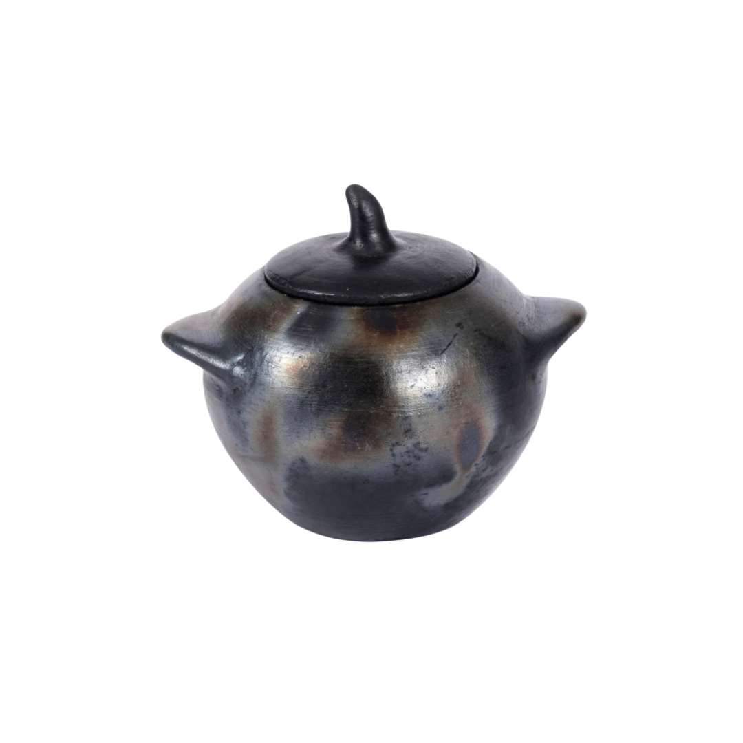 Het Burned Potje van Bazar Bizar – maat L, handgemaakt met een gebrande terracotta afwerking.