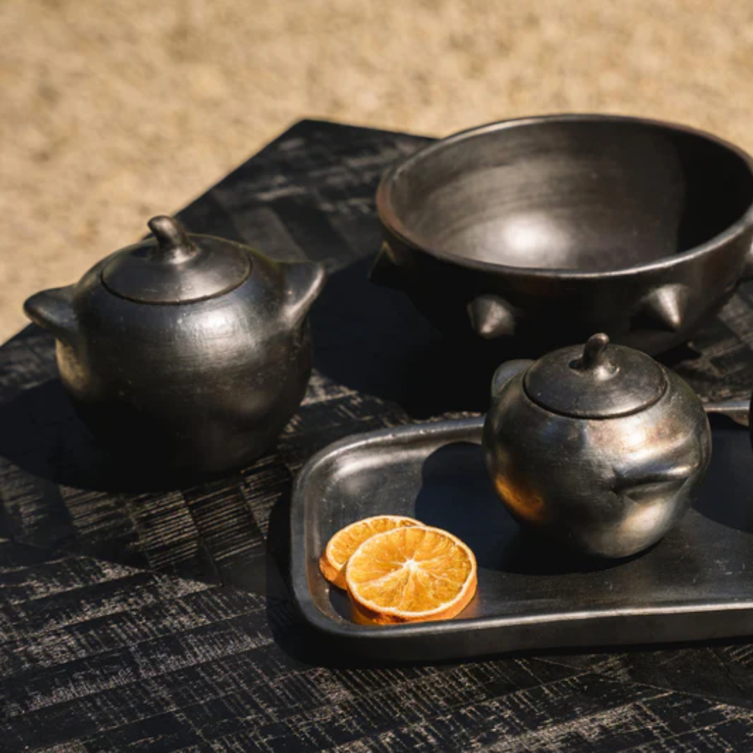 Burned Potje M en L samen gestyled met het tapas bord en een kom uit de Burned collectie, stoere en authentieke uitstraling