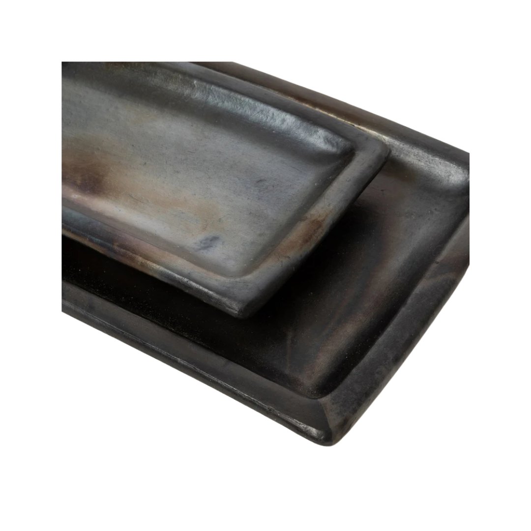 Detail van burned finish op Bazar Bizar borden – natuurlijke aardetinten en rustieke uitstraling.