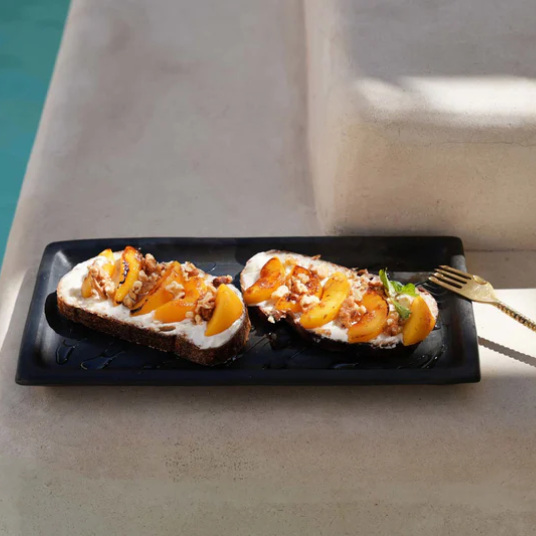 Bazar Bizar Burned Sushi Bord gevuld met hapjes voor stijlvolle presentatie