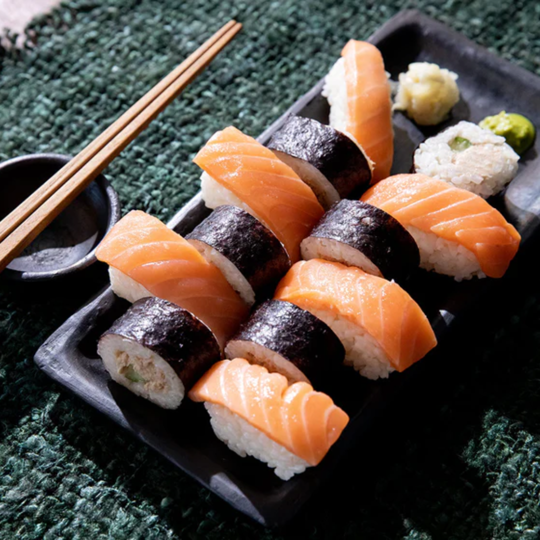 Bazar Bizar Burned Sushi Bord S gevuld met sushi op een sushi matje.