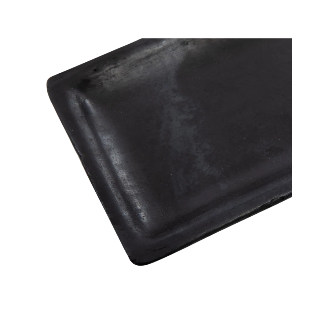 Close-up van burned finish op Bazar Bizar sushi bord – unieke handgemaakte textuur.