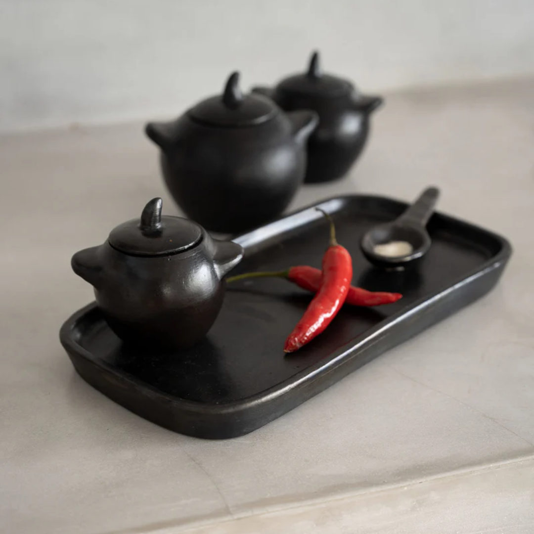 Burned Tapas Bord gecombineerd met andere Burned collectie keramiekstukken.