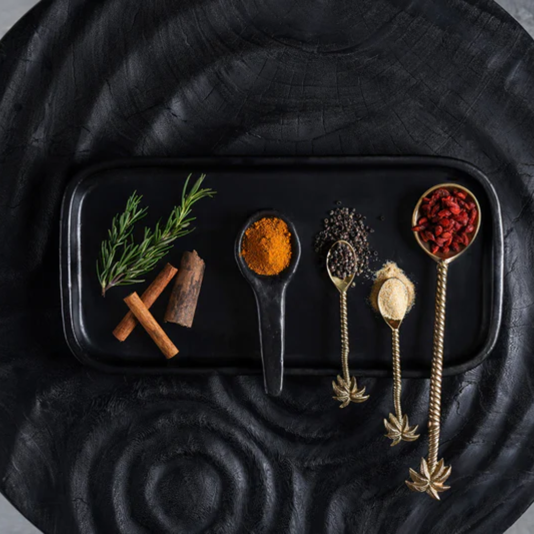 Burned Tapas Bord met kleine gerechten – stijlvolle presentatie van tapas.