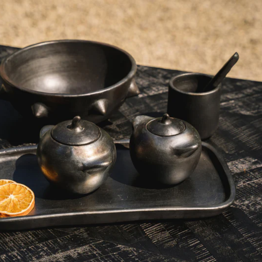 Burned Tapas Bord gecombineerd met andere Burned collectie keramiekstukken.