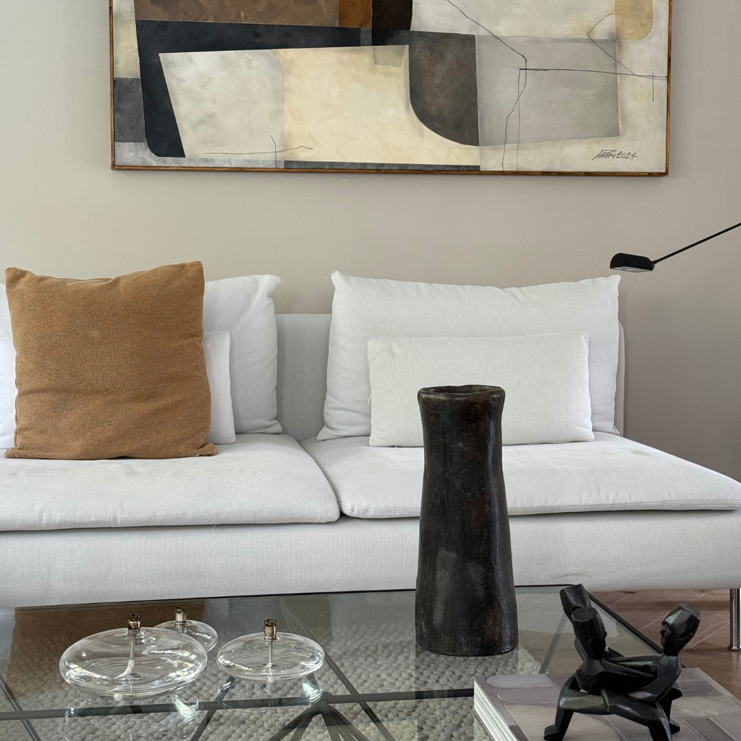 Idris vaas als decoratief object op een salontafel, in een warm minimalistisch interieur in beige, bruin en zwart tinten