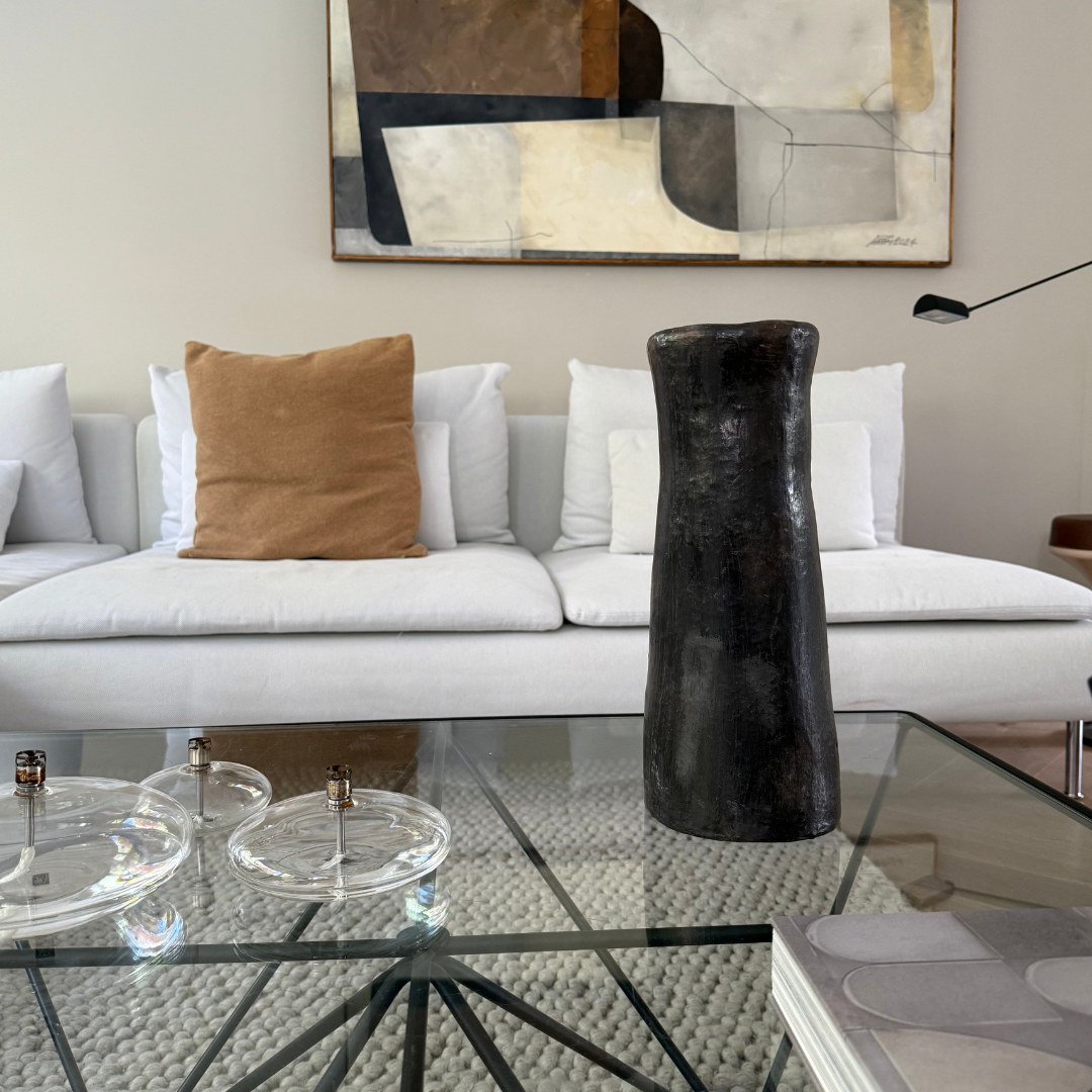 Idris vaas op een salontafel, gecombineerd met glazen olielampen in een modern natuurlijk interieur