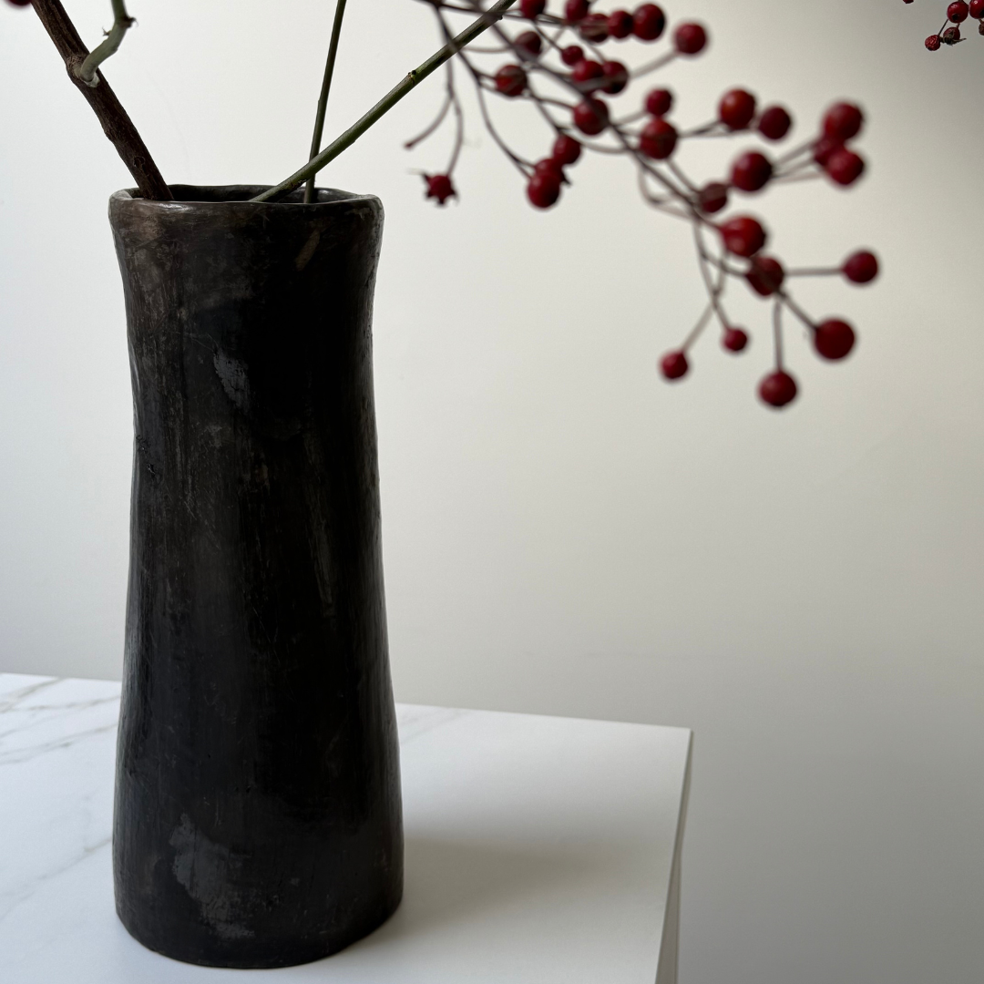 Zwarte Idris vaas van Olsson & Jensen, handgemaakt van faretrade klei in Tunesië