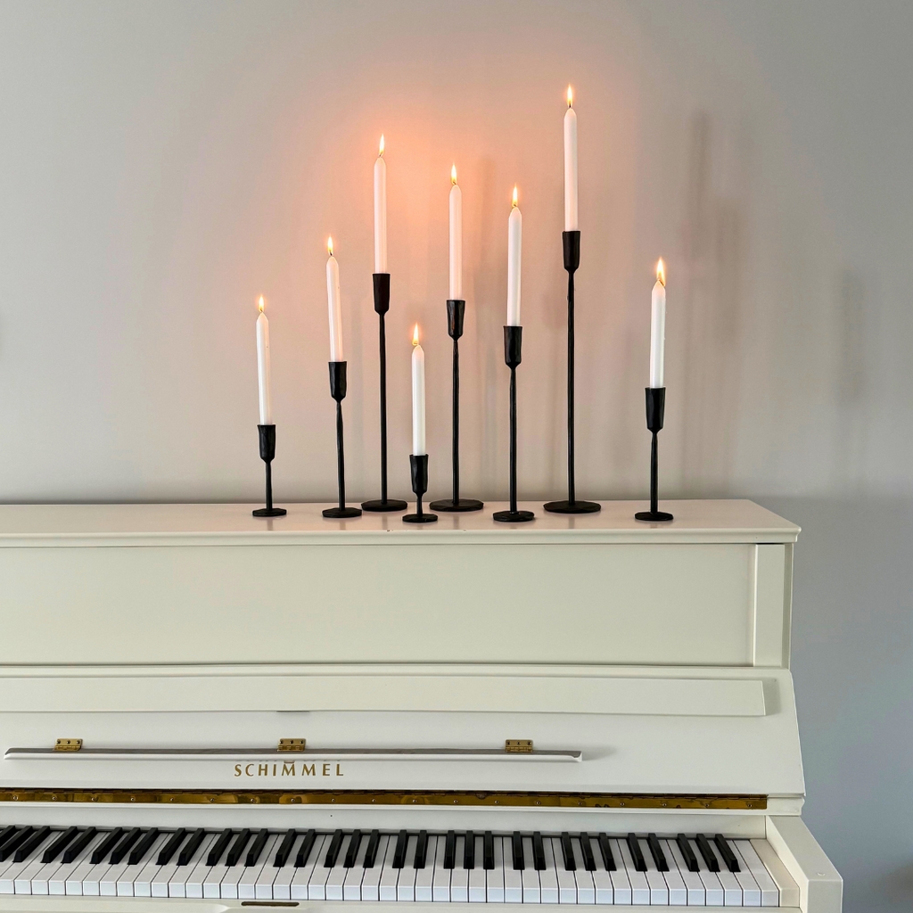 Groep Ina kaarshouders van Olsson & Jensen op een witte piano