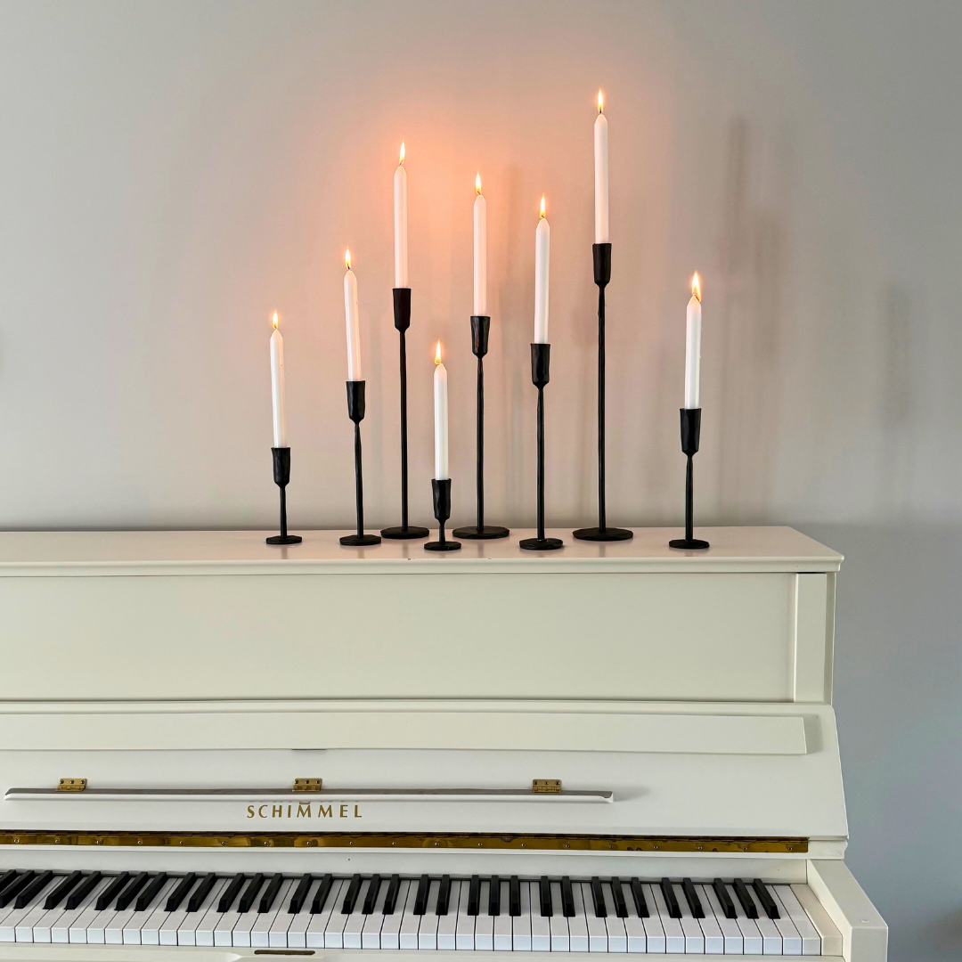 Groep Ina kaarshouders van Olsson & Jensen op een witte piano