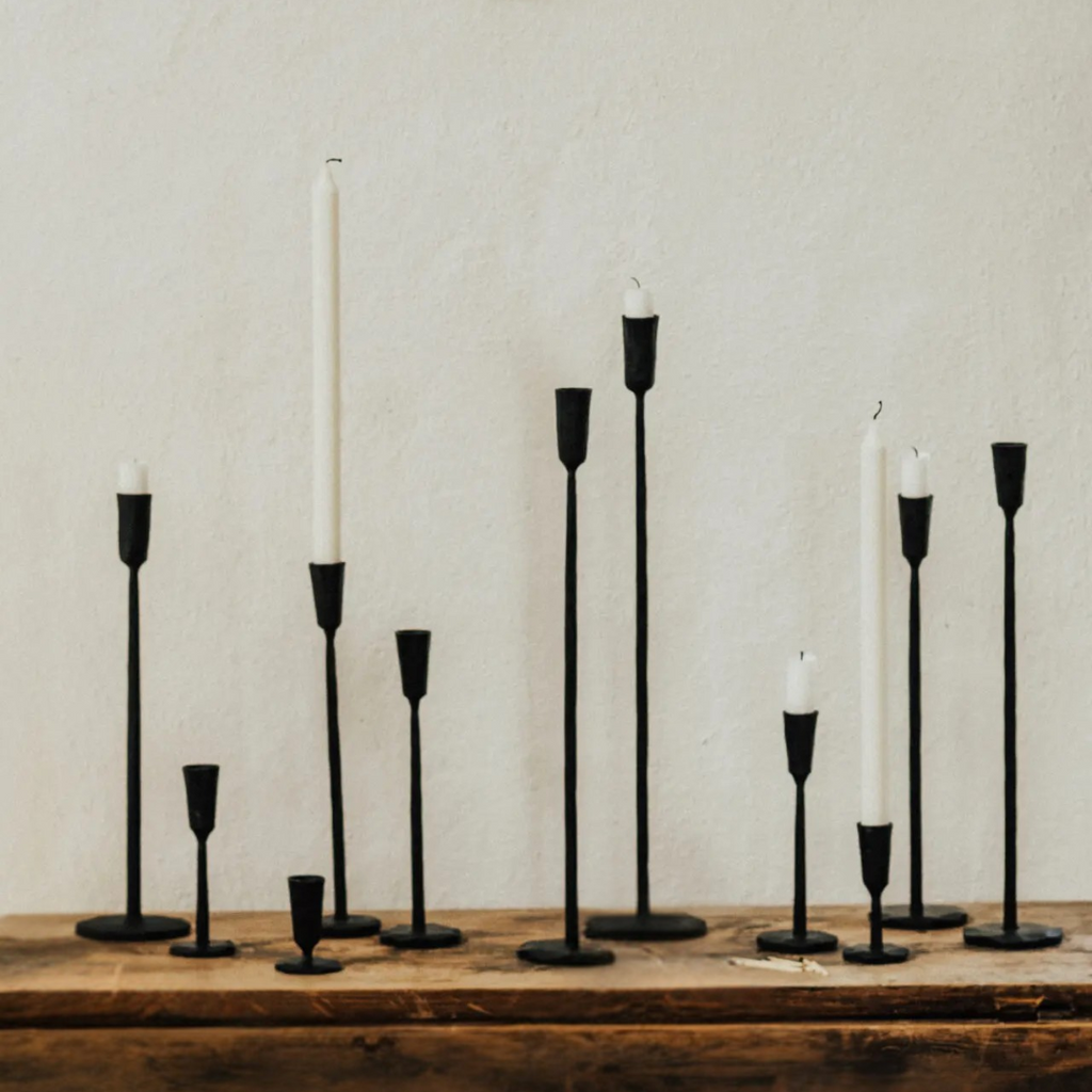 Zwarte minimalistische kaarshouders in verschillende afmetingen - minimalistisch interieur